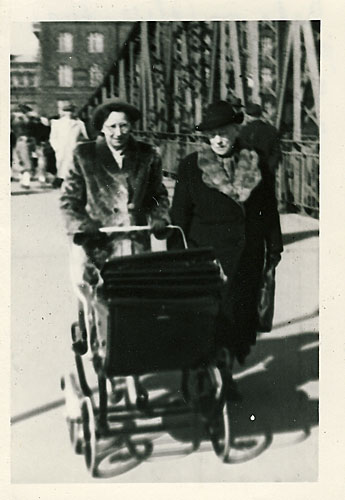 Alice og Astrid p&aring; Langelinie 1949 