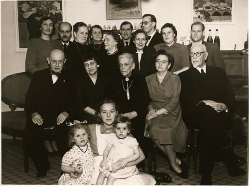 Familiefoto ved Astrids 75-&aring;rs f&oslash;dselsdag den 13. 12. 1952