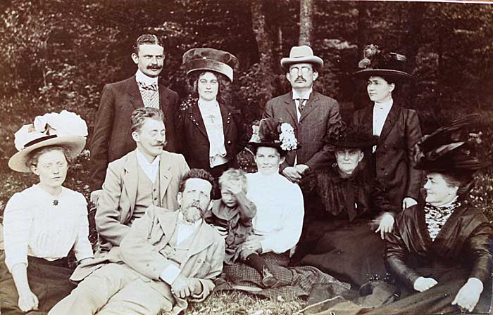 Gruppefoto af familien p&aring; skovtiur i 1910