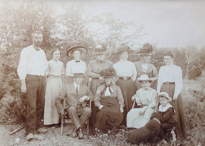 Familien samlet p&aring; Uhre Bakke hos Onkel S&aelig;rmark i 1913