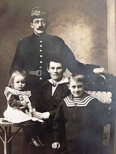 Asmus, Caroline, Annalise og Asmus fotograferet i 1914