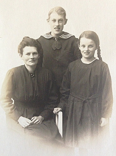 Caroline med Annalise og Otto ca. 1920