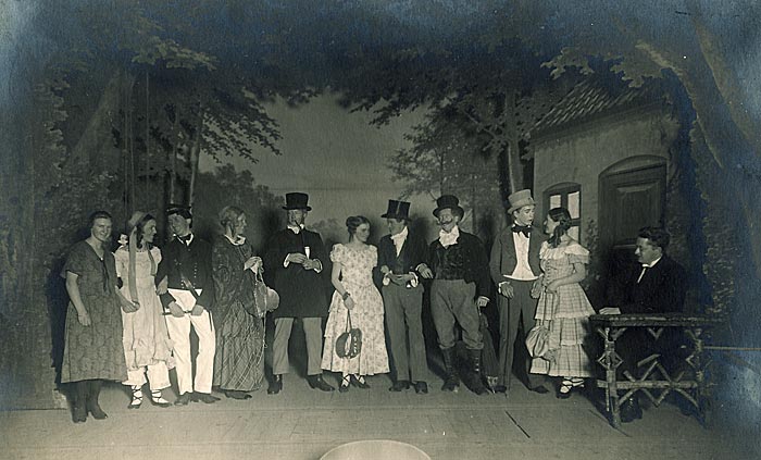 1925: Skolekommedien "De Uadskillelige" af Heiberg