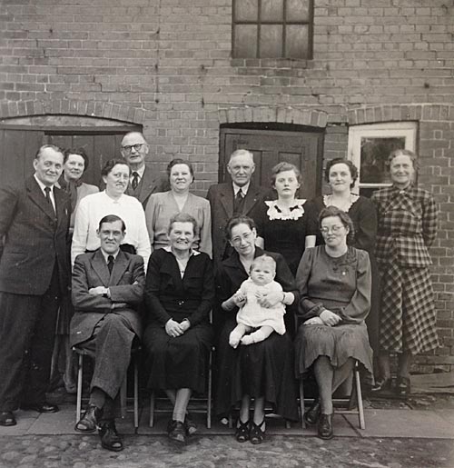 Gruppefoto fra Caroline Asmus Thomsens 70 &aring;rs dag i 1949