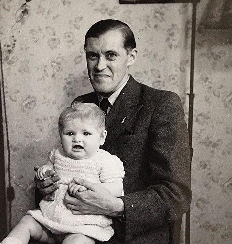 Foto fra Caroline Asmus Thomsens 70 &aring;rs dag i 1949: Asmus med "Pus"