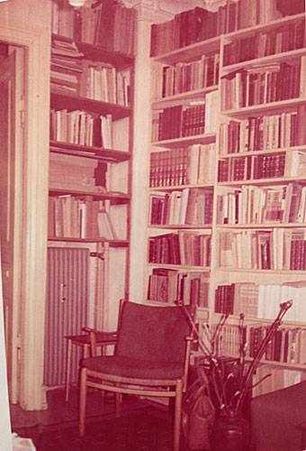 Det modsatte hj&oslash;rne af dagligstuen med d&oslash;ren (til venstre) ind mod spisestuen: