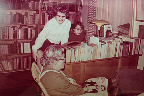 "Pus", "Pev" og "Faster Lise" / Annalise ved skrivebordet og i stolegruppen