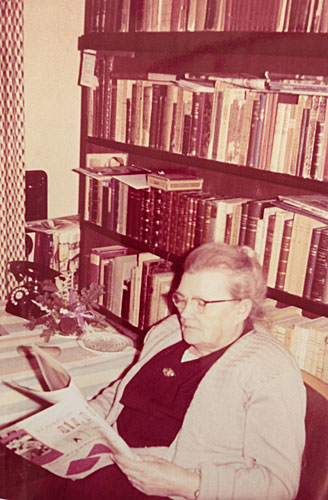 Caroline i den lille stolegruppe i Rosenv&aelig;ngets All&eacute; nr.17, 1960