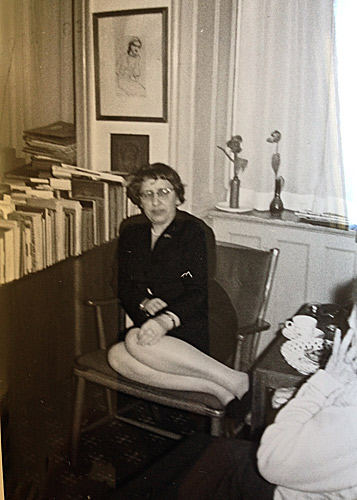 Alice i den lille stolegruppe i Rosenv&aelig;ngets All&eacute; nr.17, 1960