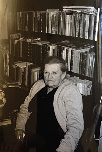 Caroline i den lille stolegruppe i Rosenv&aelig;ngets All&eacute; nr.17, 1960