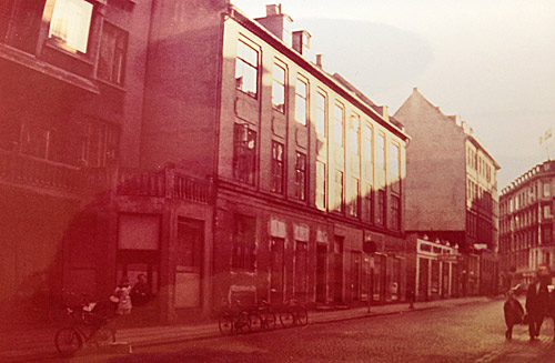 Rosenv&aelig;ngets All&eacute; nr.6 midt i billedet