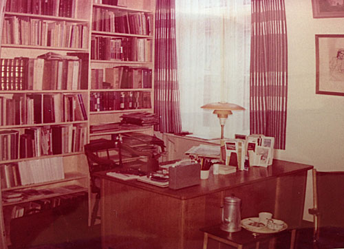 Asmus' arbejdsbord i Rosenv&aelig;ngets All&eacute; nr.6