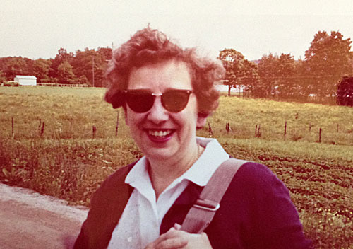 Alice med bl&aelig;st i h&aring;ret p&aring; vej mod Kalhyttan, 1962