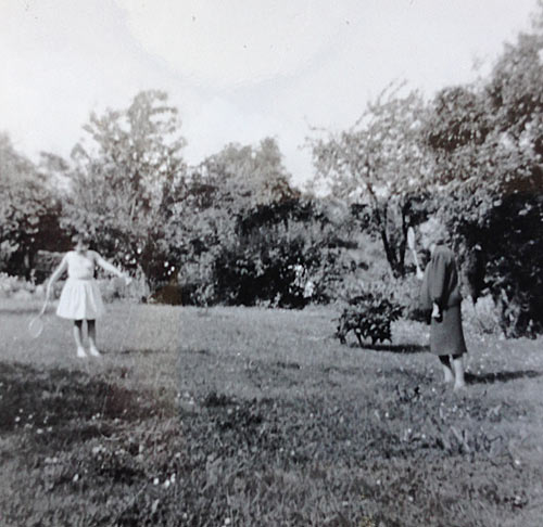 "Pev" og Annalise spiller badminton i Karolines have, 1962