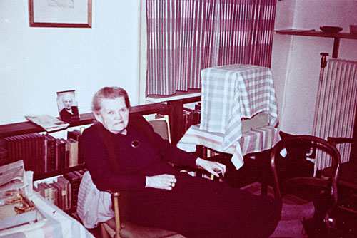 Caroline i spisestuen i Rosenv&aelig;ngets All&eacute; nr.6