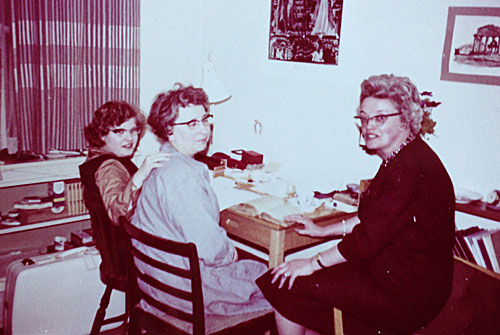 "Pus", Alice og Annalise i Pus' v&aelig;relse i Rosenv&aelig;ngets All&eacute; nr. 6:, 1963