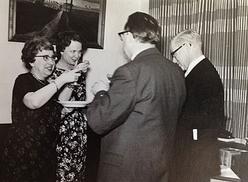 Pus' konfirmation 1963: g&aelig;ster i hjemmet; Alice, Fru Wille, Lund Nielsen og Johs.
