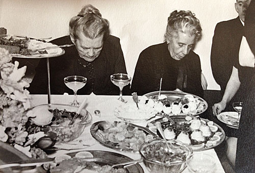 Pus' konfirmation 1963: g&aelig;ster i hjemmet: Caroline og Fetzi