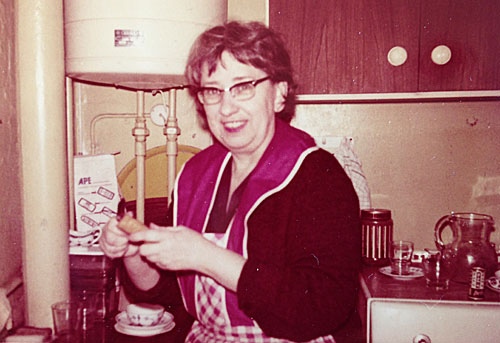 Alice i k&oslash;kkenet i Rosenv&aelig;ngets All&eacute; 6