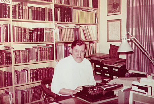 Asmus ved skrivebordet i Rosenv&aelig;ngets All&eacute; 6