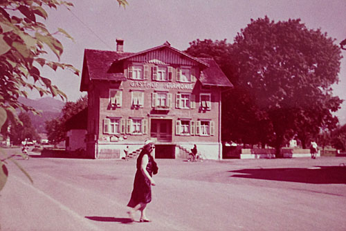 Rhintur: Alice i Koblach foran Gasthaus Harmonie, 1965