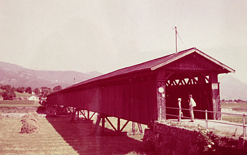 Alice og Flemming ved broen over Rhinen fra Koblach (&Oslash;strig) til Montlingen (Schweiz), 1965