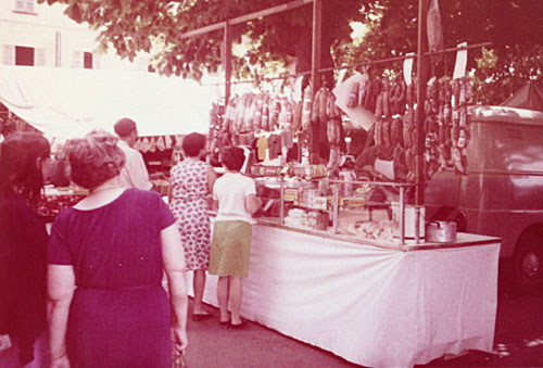 Alice p&aring; marked i Orta, 1967