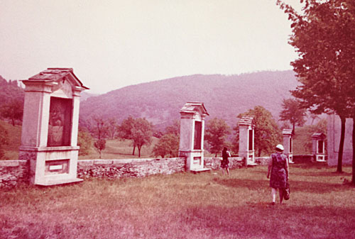 "Pev" og Alice langs "Via Crucis" ved Kirken S.Filiberto di Pella, 1967