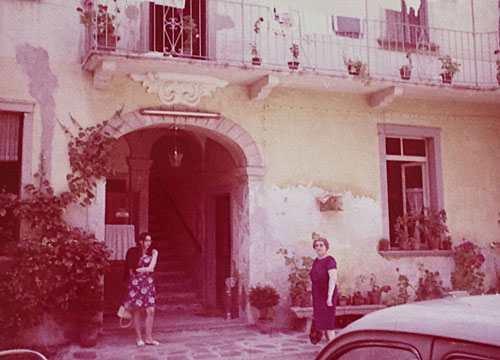 "Pev" og Alice i hotellets g&aring;rd i Miasino, 1967