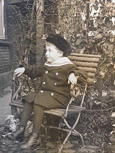 Otto 5 &aring;r gammel, i haven