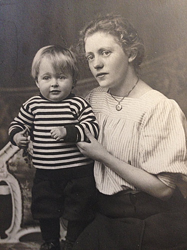 Moster Anna Rasmussen med Otto ca 2 &aring;r