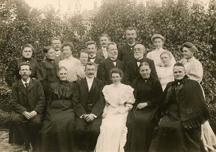 Gruppefoto af familien samlet ved Otto's d&aring;b d.15.9.1907