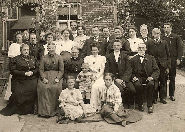 Gruppefoto af familien samlet ved Tages d&aring;b 1911