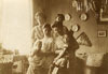 Astrid med sine s&oslash;stre og b&oslash;rn, m&aring;ske ved Alices d&aring;b i april 1912