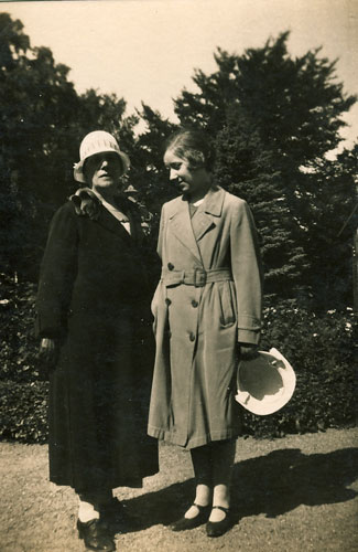 Alice og Astrid i 1927