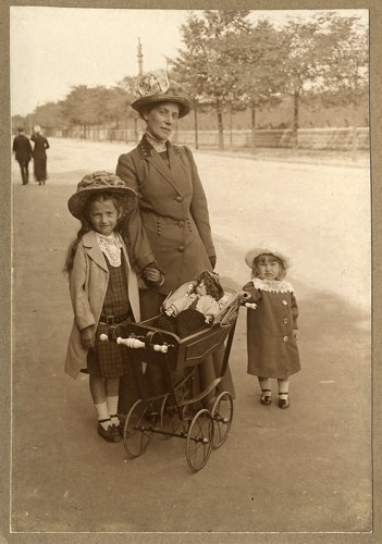 Astrid med Gudrun og Alice p&aring; spadseretur p&aring; Langelinie