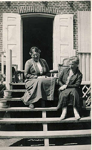 Johanne og Astrid p&aring; terrassetrappen til landstedet Rosenlund
