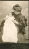 Astrid med Gudrun ved dennes d&aring;b i 1907