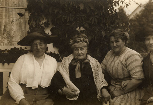 Hos Fru S&oslash;nderhausen 1920: Johanne, Besa og Fru S&oslash;nderhausen