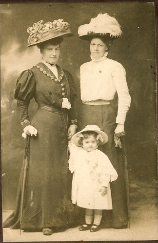 Yelva og Rosa med lille Gudrun (ca.3&aring;r, dvs. ca. 1910)