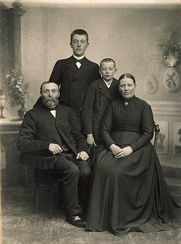 Jesper Thomsen og hustru Elisabeth Cathrine og s&oslash;nnerne Thomas S&aelig;rmark og Severin Asmus Thomsen