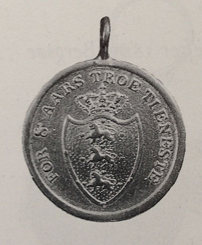 H&aelig;derstegn for Underofficerer for 8 &aring;rs tro tjeneste. Gengivet med tilladelse af Lars Stevnsborg efter foto i hans bog: Kongeriget Danmarks ordener, medaljer og h&aelig;derstegn. Cop. Lars Stevnsborg