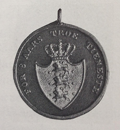 H&aelig;derstegn for Underofficerer for 8 &aring;rs tro tjeneste. Gengivet med tilladelse af Lars Stevnsborg efter foto i hans bog: Kongeriget Danmarks ordener, medaljer og h&aelig;derstegn. Cop. Lars Stevnsborg