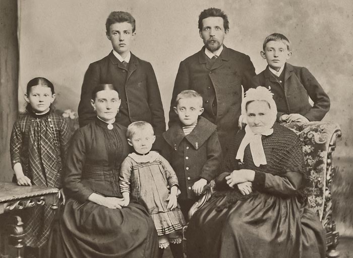 Ane Madsdatter med datter Petrine Nielsen og hendes familie