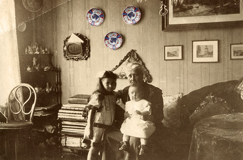 Fotografi af Besa med Gudrun og Alice ca.1912