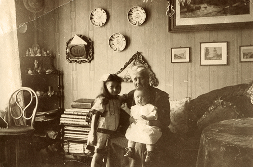 BESA (Mathilde Danielsen) med børnebørnene Gudrunb og Alice Holtet, omkring 1912