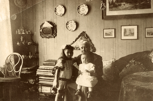Fotografi af Besa med Gudrun og Alice ca.1912