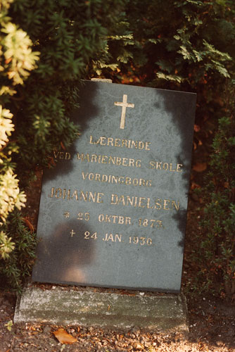 Johannes gravsten p&aring; Garnisons Kirkeg&aring;rd - gravstedet er nedlagt.